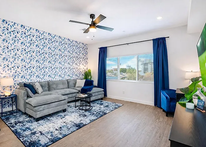 Sapphire Leaf- Luxury 3br- Pool, King Beds, Spacious, Quiet, Garage, Close To Airport And Oldtown Holiday home
